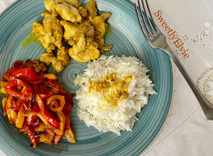 Foto di Pollo e peperoni al curry con riso basmati