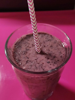 Una foto de Batido de kéfir con arándanos y miel