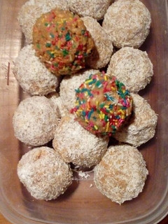 Una foto de Trufas de coco y grajeas de colores