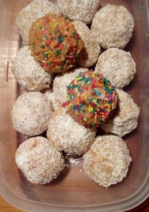 Una foto de Trufas de coco y grajeas de colores