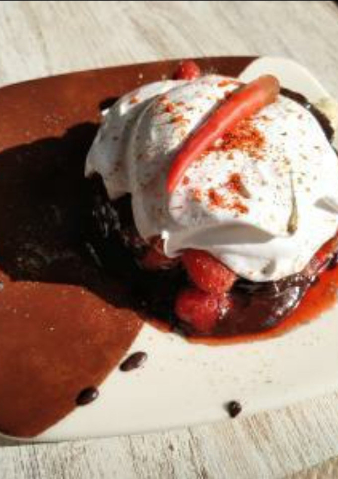 Una foto de 🌶Postre de fresa con 3 texturas y 3 picantes 🌶