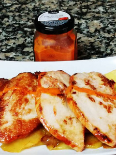 Una foto de Lomo de cerdo adobado acompañado de manzana