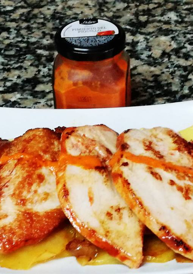 Una foto de Lomo de cerdo adobado acompañado de manzana