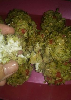 Una foto de Albóndigas de brócoli rellenas de queso crema