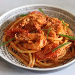 Thai style bucatini with prawns in spicy sriracha passata 🍝 A picture of Thai style bucatini with prawns in spicy sriracha passata 🍝.