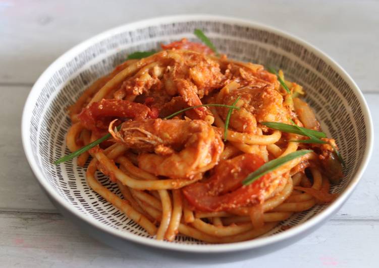 Thai style bucatini with prawns in spicy sriracha passata ๐