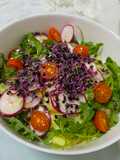 Ensalada fresca de rúcula, pera y rábanos