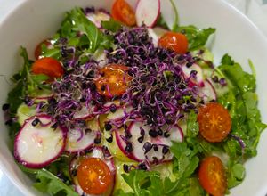 Una foto de Ensalada fresca de rúcula, pera y rábanos
