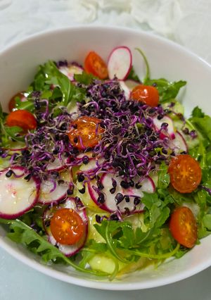 Una foto de Ensalada fresca de rúcula, pera y rábanos