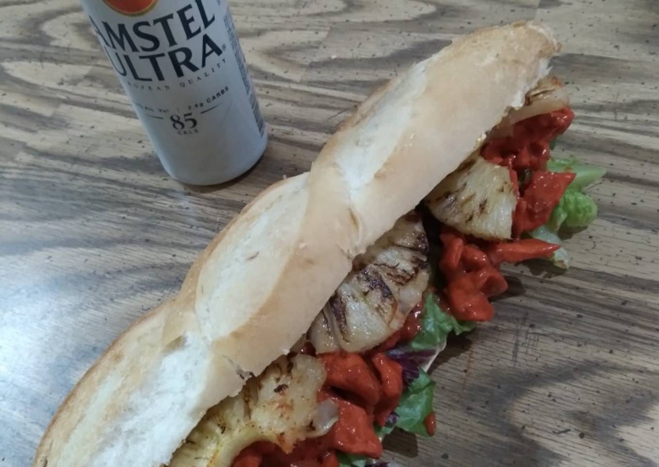 Pollo al pastor con lechugas morada y verde con piña asada