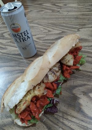 Una foto de Pollo al pastor con lechugas morada y verde con piña asada