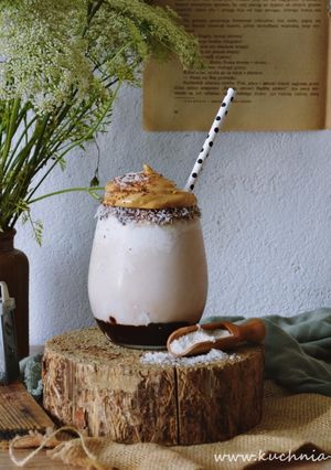 Zdjęcie przepisu Bounty Dalgona Coffee.