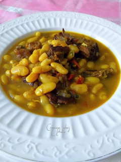 Una foto de Alubias blancas con carne seca de cordero al ras el hanout
