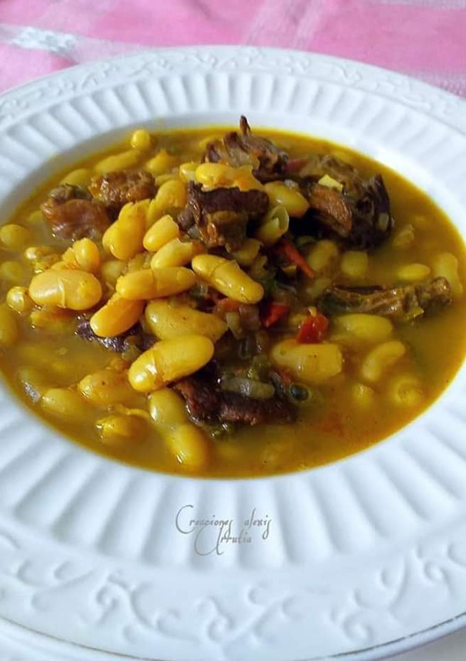 Una foto de Alubias blancas con carne seca de cordero al ras el hanout
