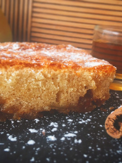 Una foto de Bizcocho de peras caramelizadas al ron (con harina de maíz)