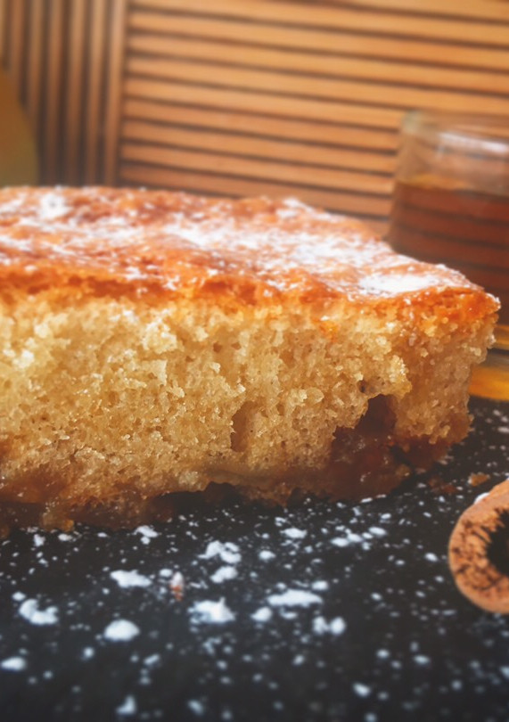 Una foto de Bizcocho de peras caramelizadas al ron (con harina de maíz)