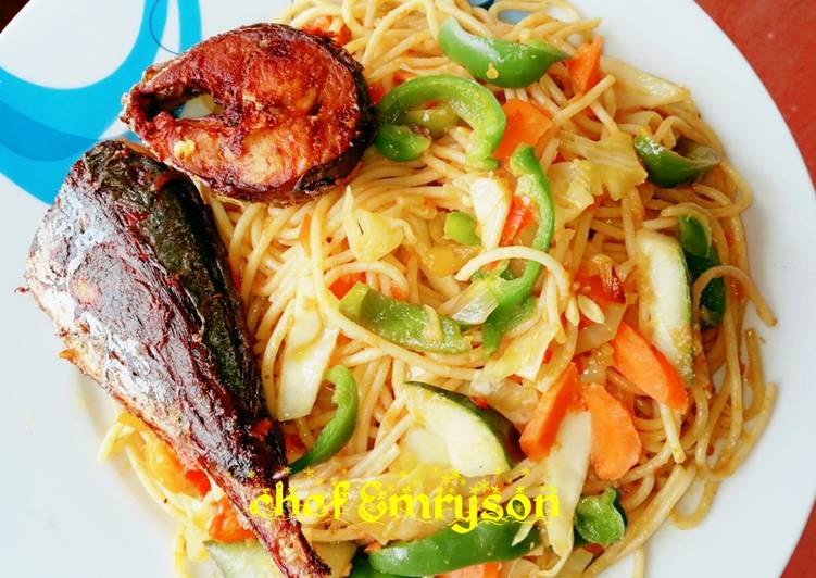 Vegetable pasta with fried fish