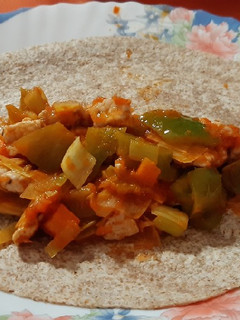 Una foto de Tortillas integrales de trigo con lomo de cerdo y verduras