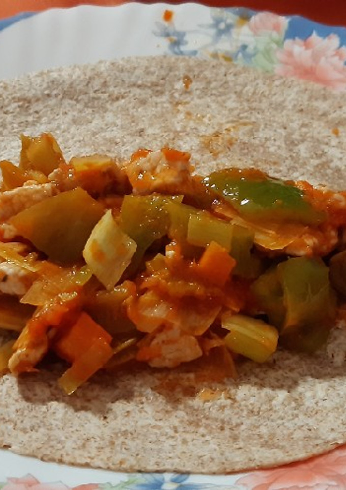 Una foto de Tortillas integrales de trigo con lomo de cerdo y verduras