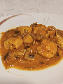 Una foto de Pollo en salsa con champiñones, al brandy de Jerez