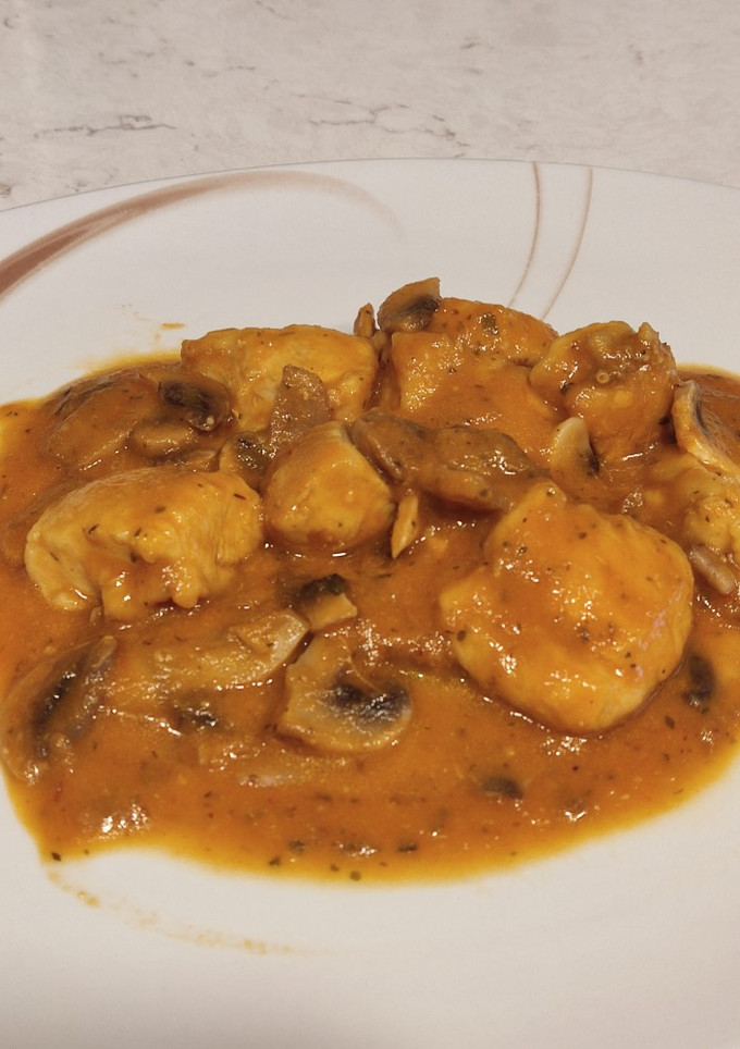 Una foto de Pollo en salsa con champiñones, al brandy de Jerez