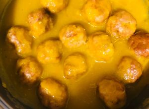 Una foto de Albóndigas de pollo y pavo en salsa