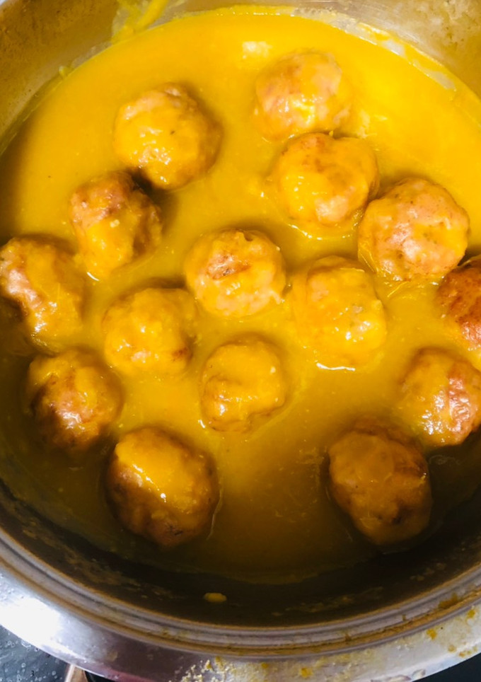 Una foto de Albóndigas de pollo y pavo en salsa