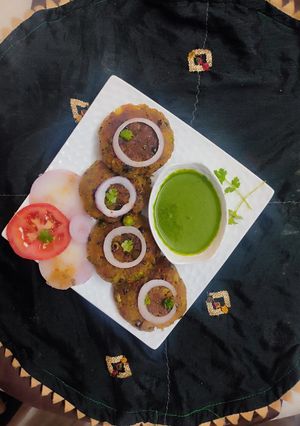 A picture of पोहा, आलू,मटर के कटलेट.