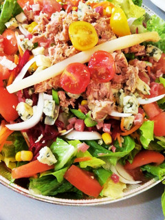 Una foto de Ensalada mixta veraniega 🍅🥑🥒🥗