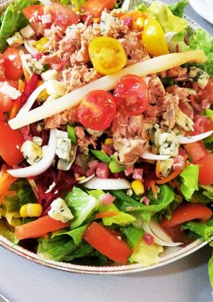 Una foto de Ensalada mixta veraniega 🍅🥑🥒🥗