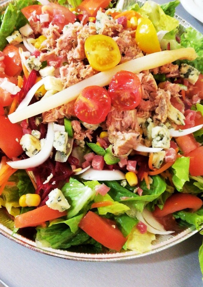 Una foto de Ensalada mixta veraniega 🍅🥑🥒🥗