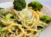 Una foto di spaghetti broccolo