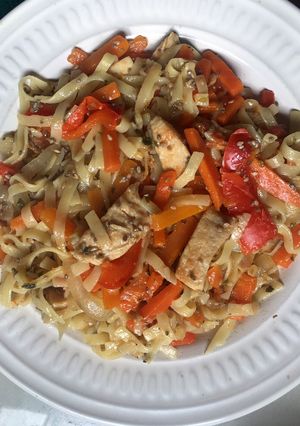 Una foto de Pastas con verduras y pollo salteado