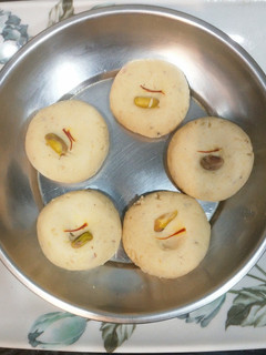 માવા અને ડ્રાયફ્રુટ્સ ના પેંડા (Mava Dryfruits Peda Recipe In Gujarati) રેસીપી મુખ્ય ફોટો