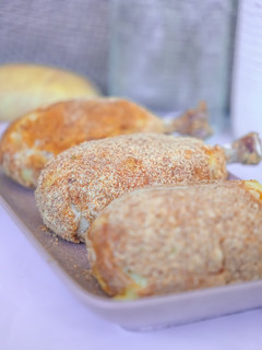 Una foto de Muslos al horno empanados con patata y queso