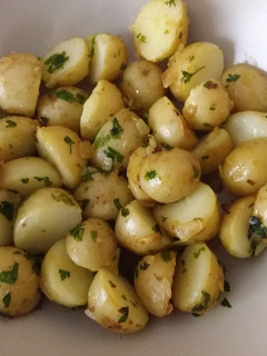 Una foto de Papas con ajo y perejil