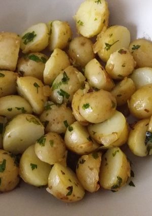 Una foto de Papas con ajo y perejil