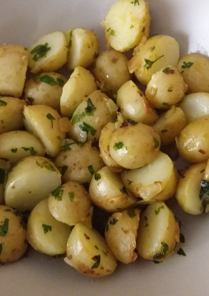 Una foto de Papas con ajo y perejil