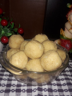 A picture of Fresh coconut laddu.