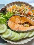 ข้าวผัดแซลมอน