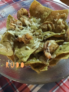 Una foto de Chilaquiles con camarón y salsa verde con xoconostle