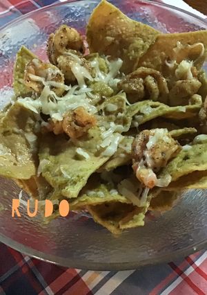 Una foto de Chilaquiles con camarón y salsa verde con xoconostle