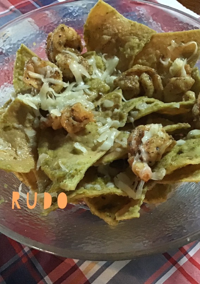 Una foto de Chilaquiles con camarón y salsa verde con xoconostle