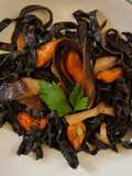 Fettuccine nere con cozze e cardocelli
