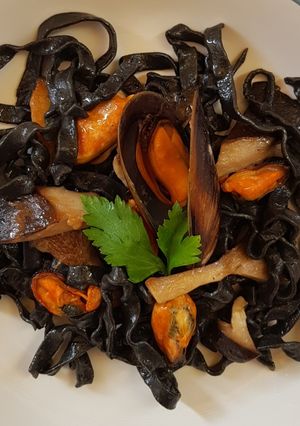 Foto di Fettuccine nere con cozze e cardocelli