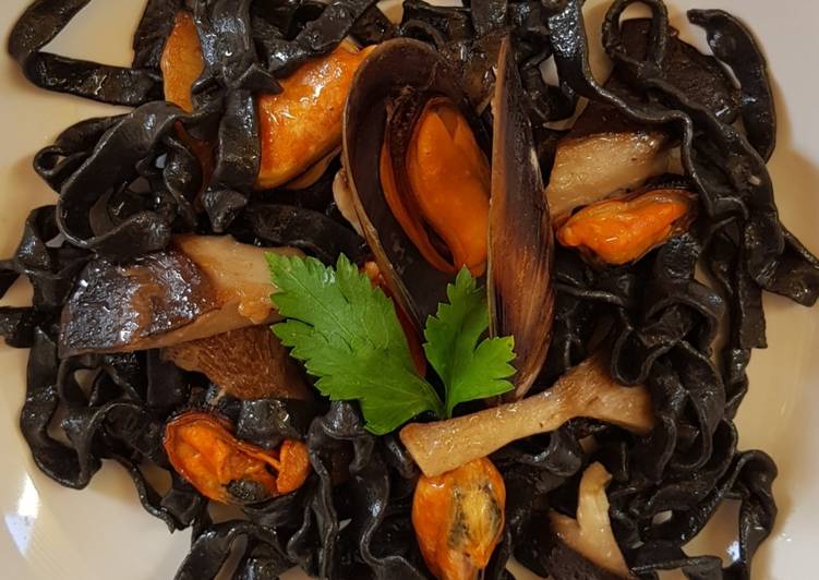 Step-by-Step Guide to Make Speedy Fettuccine nere con cozze e cardocelli