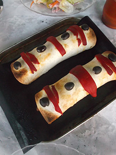 Una foto de Rollitos mexicanos con tortilla y tomate
