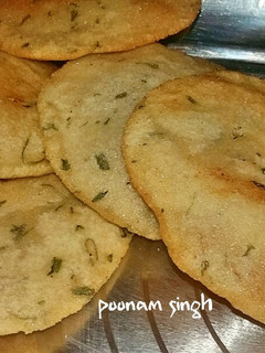 चावल आटे की पूरी रेसिपी मुख्य फोटो
