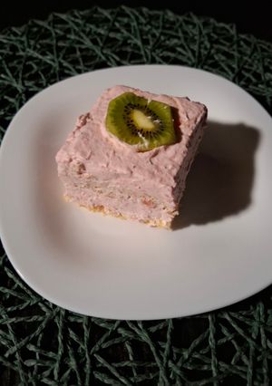Tejszínes eperhabos kivis kocka recept fotója
