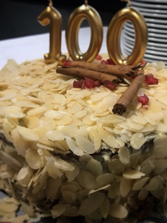 Una foto de Tarta de zanahoria y chocolate blanco para el 100 cumple de Carmelita 👵🏼🍰🎄(thermomix)